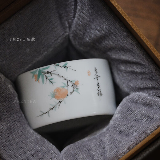 Xinyun Jiameng Wen said Jingdezhen pure hand-painted fish play tea cup, overglaze colored mutton fat white hand-made tea cup, painting craftsmanship, style seven