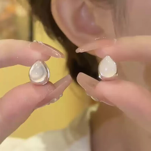 Idel's perfect round cat's eye stone earrings, elegant diamond-encrusted exquisite small earrings, high-end light luxury earrings, simple and versatile E3761 cat's eye stone earrings