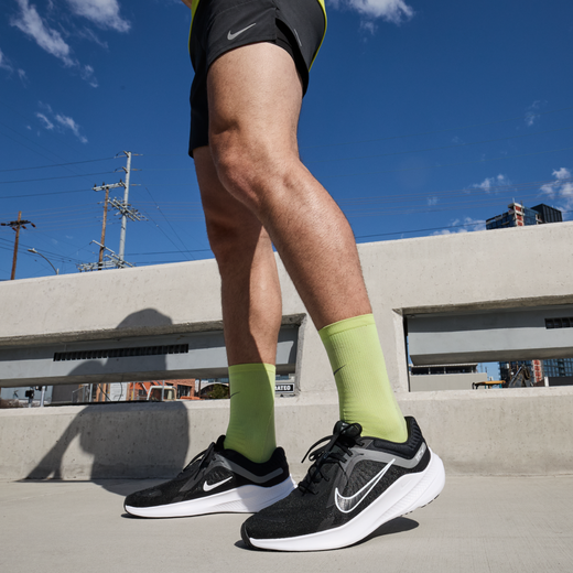 耐克（NIKE）男子透气轻盈缓震公路跑步鞋 QUEST 5 DD0204-001 42