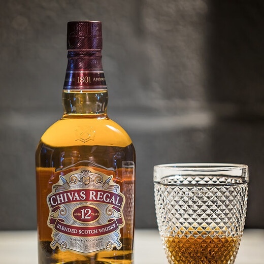 芝华士（Chivas Regal）进口洋酒 英国12年 苏格兰 调和 调配型 威士忌  40%vol 单瓶1000ml