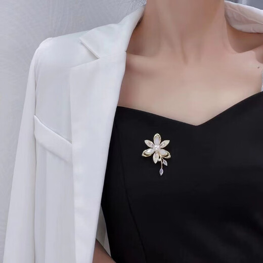 There are 24 types of brooches in the QUAMER gold store, freshwater pearl flower tassels, multi-beads, fashionable and versatile suits for autumn and winter 1