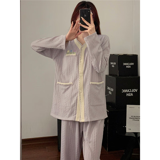 Pyjamas de fleurs violettes Elin Taro Light pour filles avec coton avec coussinets à la poitrine au printemps et automne, nouveau cardigan à manches longues pantalons de vêtements à la maison 9923 # Lettres à col