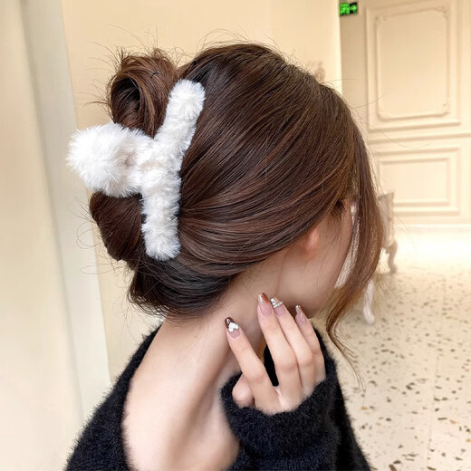 Jieweiyi plush hair clip autumn and winter new female Korean version cute fur clip clip shark clip back of the head hair catcher BH-FJ048 khaki color
