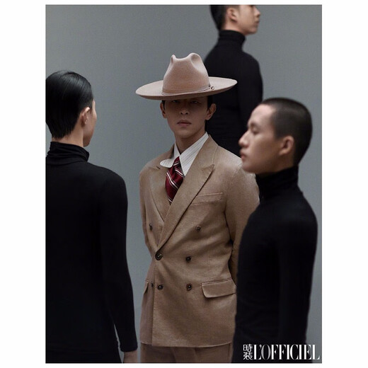 D048L OFFICIEL PARIS (FRA) - 10 numéros au total 2021 Numéro 02 No.1048 Deng Lun Cover Women's Fashion Magazine L Books Office Haine