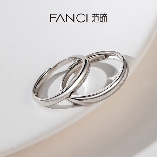 Fanci and Fan Qi express their love for each other and give their girlfriend a birthday confession gift with a pair of foam silver couple rings with an open ring.