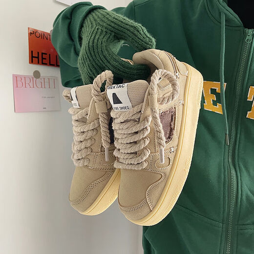Bisi Sheep Shoes New Spring Ins College Style Sports Sports Versátiles Versátiles de altura de altura Morenal de entrenamiento moral Zapatos de pan casual 9920 Caki 41