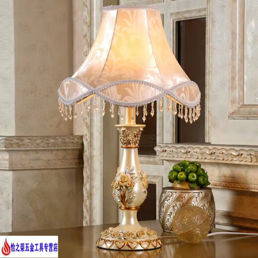 Schlafzimmer Schreibtisch Lampe Nacht Lampe Europäischer Stil Pastoral Retro Klassisches amerikanisches Weißes Wohnzimmerstudium Bester Hochzeitsgeschenk 9928a Clivia Golden Lampenschattenknopf Schalter