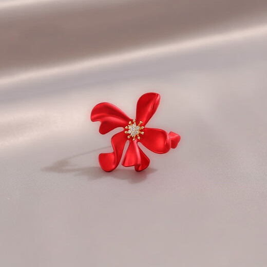 QUAMER gold store style irregular small red flower brooch high-end design anti-exposure brooch brooch summer accessories red 783