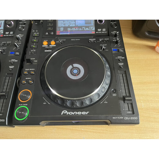 A pair of Pioneer 2000 disc players, CDJ2000, display in Chinese when used normally
