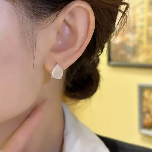 Idel's perfect round cat's eye stone earrings, elegant diamond-encrusted exquisite small earrings, high-end light luxury earrings, simple and versatile E3761 cat's eye stone earrings