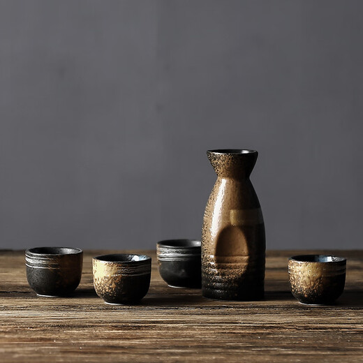 Porcelain in the Four Directions Japanese retro old tavern sake utensil set household wine pot soju cup restaurant small wine glass liquor dispenser Japanese and Korean restaurant specialty wine utensil set Hengdian pose for photo Jiyun trumpet sake utensil one pot two cups