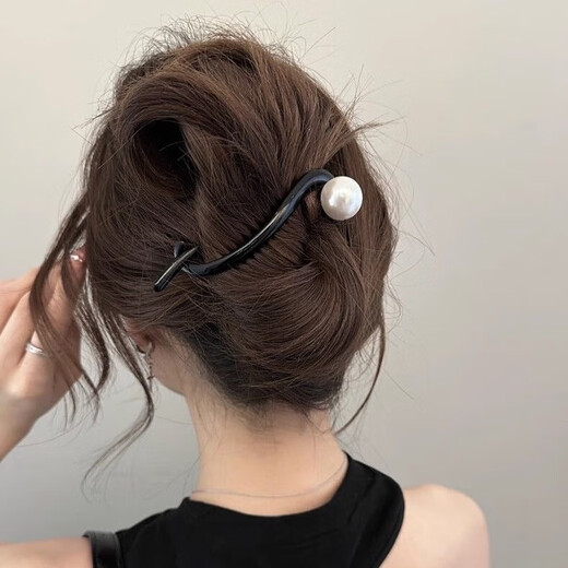 Tang Funi's hairpin on the back of her head, one-word hairpin, high-end lazy person's hairstyle artifact, 2024 new high-end grabber clip, women's twisting clip, coffee-colored bead one-word hairpin