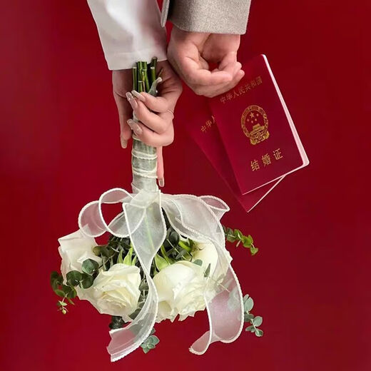La novia del Dragon Boat Festival de Magic House sostiene flores y obtiene propuestas de bodas y obtiene un certificado de matrimonio y tiene flores y toma fotos y accesorios. Bouquet simulado de color de champán contiene flores [producto terminado]