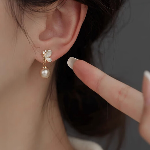 DAISY DREAM Butterfly Champagne Pearl Earrings 2025 New Hot Style Cat's Eye Earrings Niche Temperament Earrings for Women Pearl Butterfly Earrings 925 Silver Needle