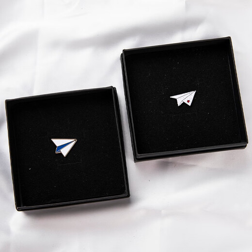 EKUSTYEE small airplane brooch ins trendy men and women cute Japanese style simple personality student badge bag accessories small airplane + white paper airplane (gift box)