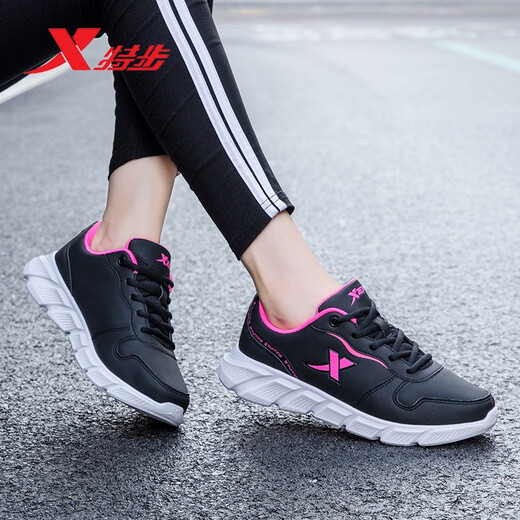 XTEP Sneakers für Frauen Sommerlaufschuhe 2025 neues Sommer -Netz atmungsaktive Freizeitschuhe für Reiseschuhe für Frauen schwarz rosa - Leder - 9733 38