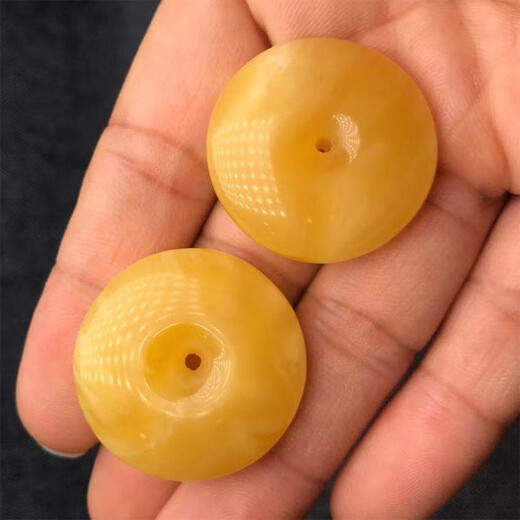 Xingyue natural beeswax pendant, amber safety buckle pendant, pendant pendant, cultural toy accessories, no cracks, no baking color, safety buckle 5g, about 5-6g, diameter about 28mm