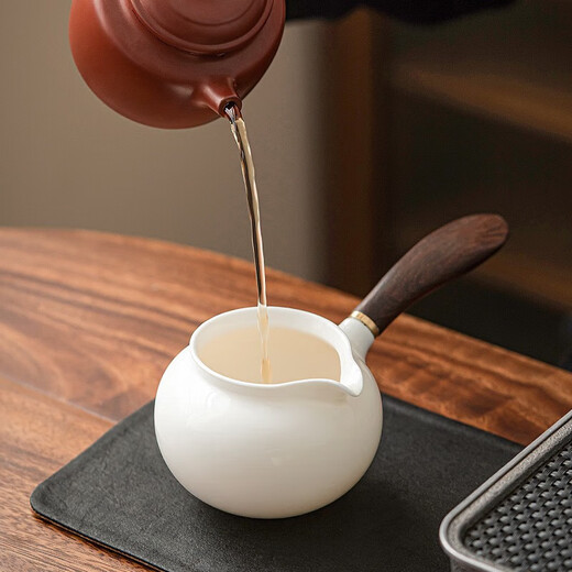 Tang Feng Dehua white porcelain mutton fat jade porcelain fair cup anti-scalding hand side handle tea set ceramic Kung Fu tea set tea sea fair cup Xiangxue side handle fair cup