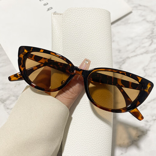 Yuruo 2023 new Korean style fashionable street style cat eye sunglasses fashion triangle glasses men and women frame sunglasses black frame gray film