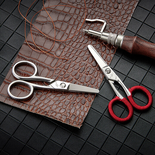 There are two all-steel exquisite scissors, handmade scissors, children's safety scissors, exquisite stainless steel, special office scissors, 4 inches, all steel color, 12CM