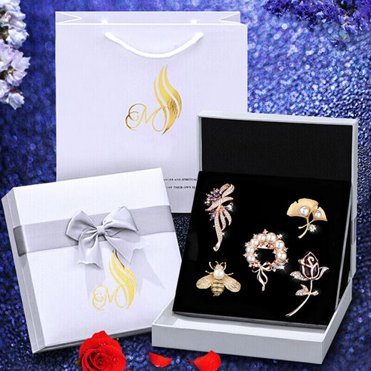 QUAMER high-end one-week brooch gift box set with exquisite feel and suit pin to prevent leakage. Brooch A style