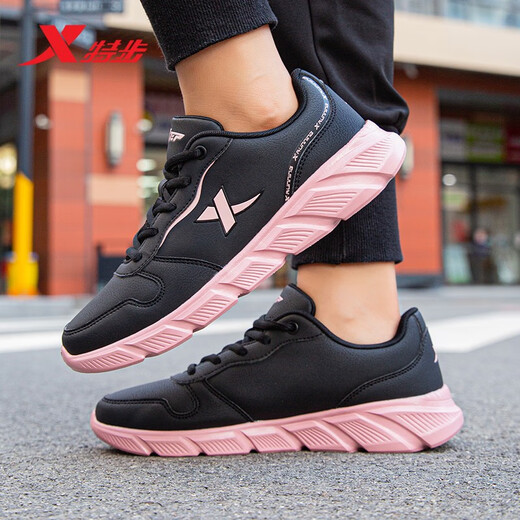 XTEP Sneakers für Frauen Sommerlaufschuhe 2025 neues Sommer -Netz atmungsaktive Freizeitschuhe für Reiseschuhe für Frauen schwarz rosa - Leder - 9733 38