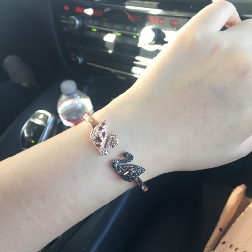 QUAMER light luxury brand gradient blue swan bracelet bracelet rose gold double swan silver bracelet for women black gold double swan hollow bracelet (M size)