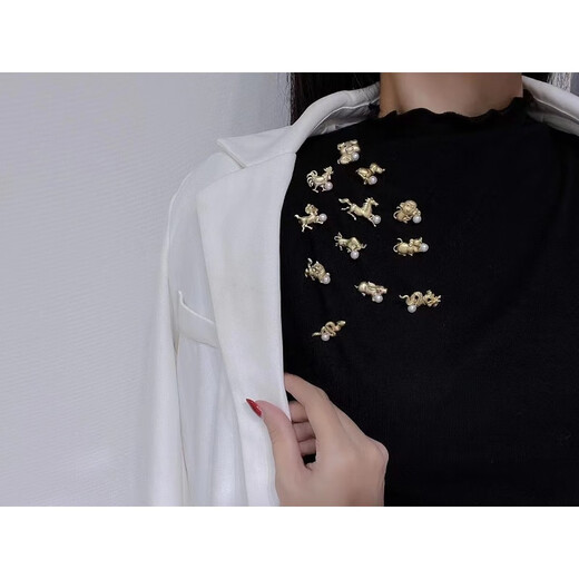 There are 24 types of brooches in the QUAMER gold store, freshwater pearl flower tassels, multi-beads, fashionable and versatile suits for autumn and winter 1
