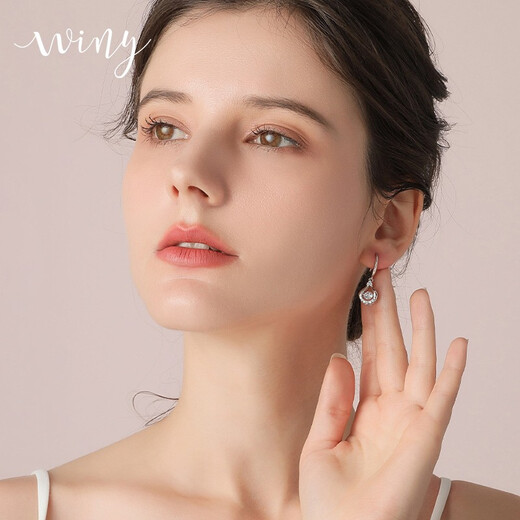 The only (Winy) 999 sterling silver earrings are a birthday gift for besties, wives and mothers. Girls show off their temperament, niche and high-end earrings.