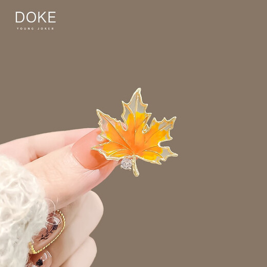 QUAMER gold store model small maple leaf brooch, high-end women's retro corsage collar, anti-exposure buckle fixed clothing pin, yellow small maple leaf-brooch