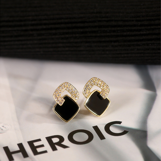 Idel black earrings 2025 new trendy earrings for women summer temperament niche high-end earrings birthday gift cross geometric black earrings E1051