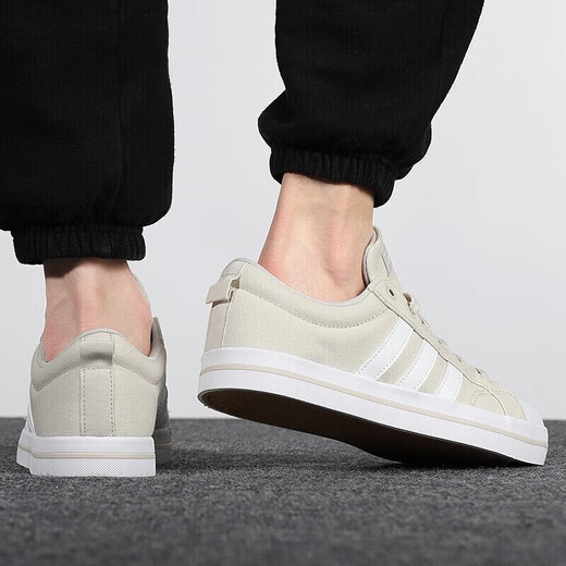 阿迪达斯 （adidas）帆布鞋男鞋复古运动鞋百搭低帮休闲鞋板鞋海外直邮 AW3889白色 42
