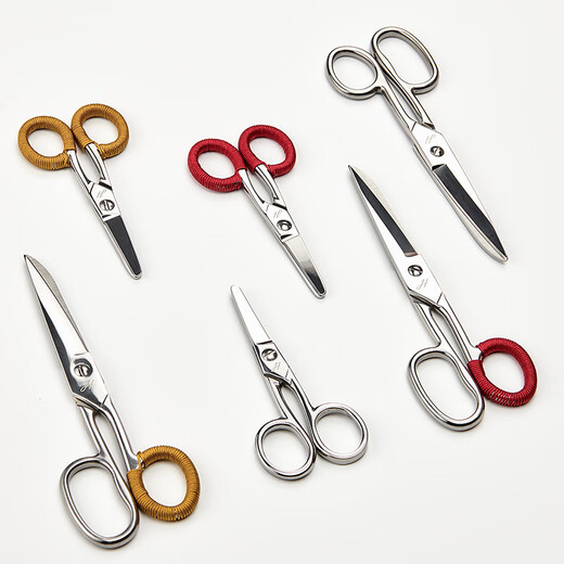 There are two all-steel exquisite scissors, handmade scissors, children's safety scissors, exquisite stainless steel, special office scissors, 4 inches, all steel color, 12CM