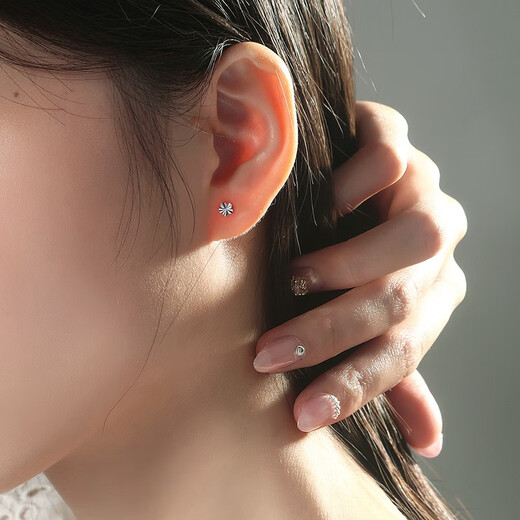 Safir PT950 platinum small flower earrings for women, sparkling flower platinum earrings as a birthday gift for girlfriend, about 0.65g, with silicone ear plugs