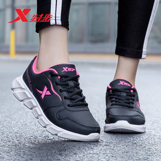 XTEP Sneakers für Frauen Sommerlaufschuhe 2025 neues Sommer -Netz atmungsaktive Freizeitschuhe für Reiseschuhe für Frauen schwarz rosa - Leder - 9733 38