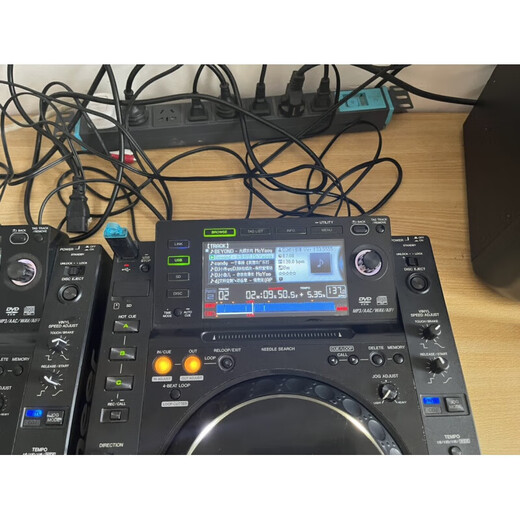 A pair of Pioneer 2000 disc players, CDJ2000, display in Chinese when used normally