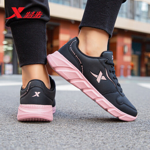 XTEP Sneakers für Frauen Sommerlaufschuhe 2025 neues Sommer -Netz atmungsaktive Freizeitschuhe für Reiseschuhe für Frauen schwarz rosa - Leder - 9733 38