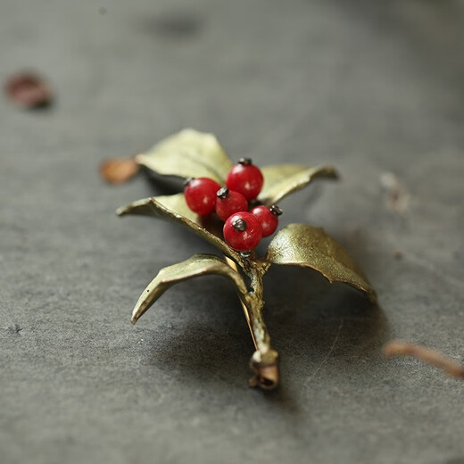 Michael Michaud German Light Luxury Jewelry Holly Fruit Jewelry Brooch Literary Retro Men's Valentine's Day Gift Holly Fruit Brooch Small (6216)