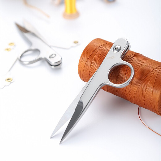 Es gibt Doppelfadenscheren, exquisite industrielle U-förmige Scheren aus rostfreiem Stahl, Garnscheren, Mehrzweck-Haushaltsschneiderscheren mit automatischer Feder, Ganzstahlfadenscheren, graviertes Drachenmuster und eine verbesserte Version