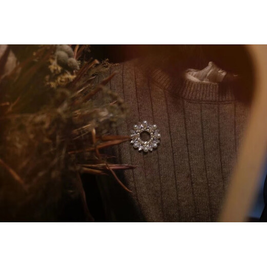 There are 24 types of brooches in the QUAMER gold store, freshwater pearl flower tassels, multi-beads, fashionable and versatile suits for autumn and winter 1