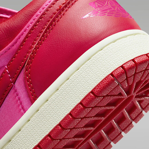 耐克（NIKE）Air Jordan 1 Low SE 女士板鞋低帮皮革缎面衬里运动休闲鞋 本命年红 FB9893-600 35.5