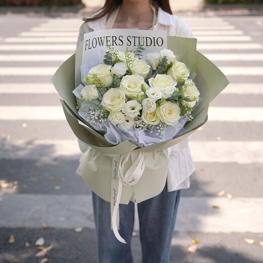 Eswina Flower Express entrega 11 ramos de rosas como regalo de cumpleaños a su novia en todo el país. 11 ramos de rosas blancas entregados a todo el país.