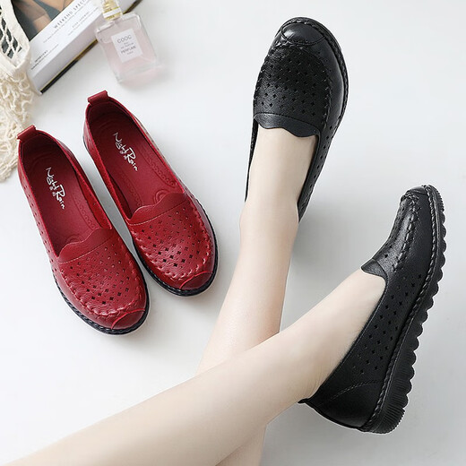 Han Xuefei (HANXUEFEIZI) mother shoes sandals summer 2025 new flat low heel middle-aged and elderly women's shoes soft sole non-slip middle-aged grandma leather shoes red A829-1 women's shoes 38 standard size