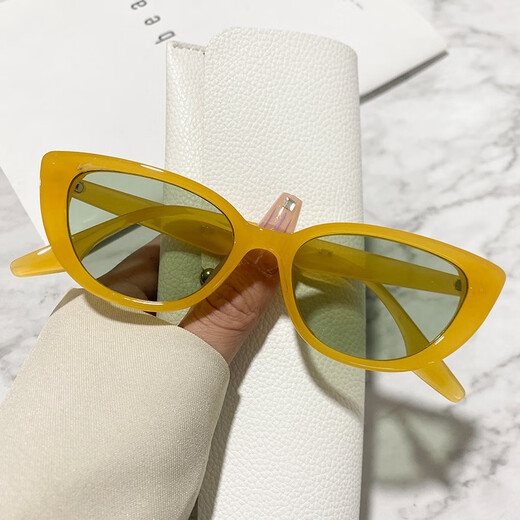 Yuruo 2023 new Korean style fashionable street style cat eye sunglasses fashion triangle glasses men and women frame sunglasses black frame gray film