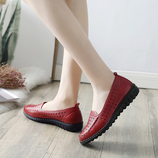 Han Xuefei (HANXUEFEIZI) mother shoes sandals summer 2025 new flat low heel middle-aged and elderly women's shoes soft sole non-slip middle-aged grandma leather shoes red A829-1 women's shoes 38 standard size