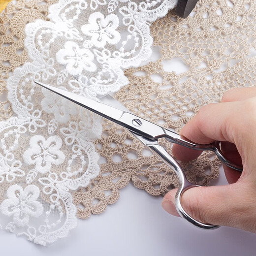 Es gibt zwei Paar Scheren zum Schneiden und Nähen von Stickereien aus rostfreiem Stahl im Haushalt, für das Büro von Seniorstudenten, eine kleine High-End-Industrieschere für den zivilen Gebrauch, 5 Zoll/12,7 cm1 Paar