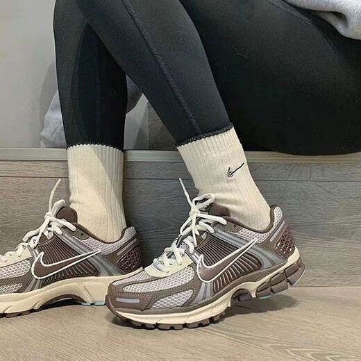 Nike (Nike) Zoom Vomero 5 Damen Retro Toffee Polishing Mesh Low-Top Comfortable Casual Sports Laufschuhe FD9920-022 39 (250 mm)