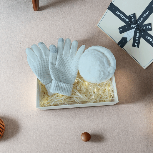 Vierköpfiger Set von Hut-, Handschuhen, Schal, warm und samtiger Ohrschützer für Männer und Frauen, verdickte Herbst- und Wintergeschenke, weiß