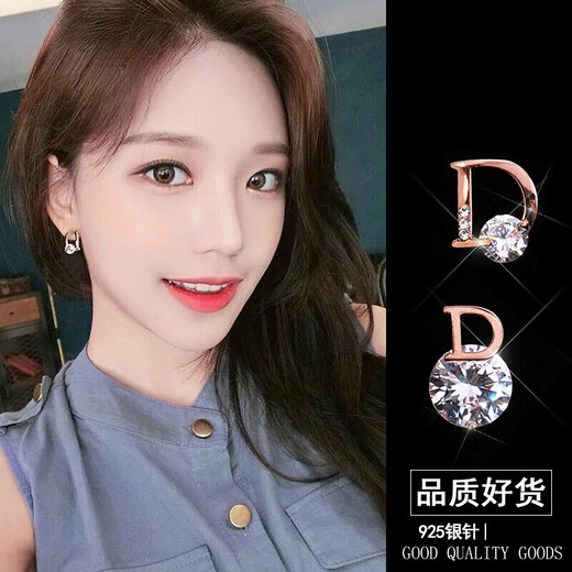 Flash engraved letter earrings for women, compact new design, trendy Korean temperament earrings, Internet celebrity simple earrings, birthday gift, white gold