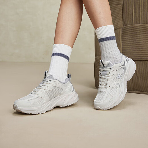 特步女鞋运动休闲老爹鞋秋冬2025新款革网防滑耐磨简约鞋子女